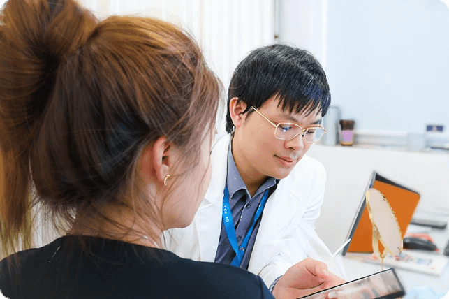 Bác sĩ tư vấn, thăm khám trực tiếp, chốt dịch vụ